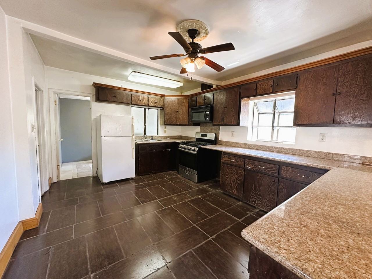 3221 44th St - Photo 5 of 15