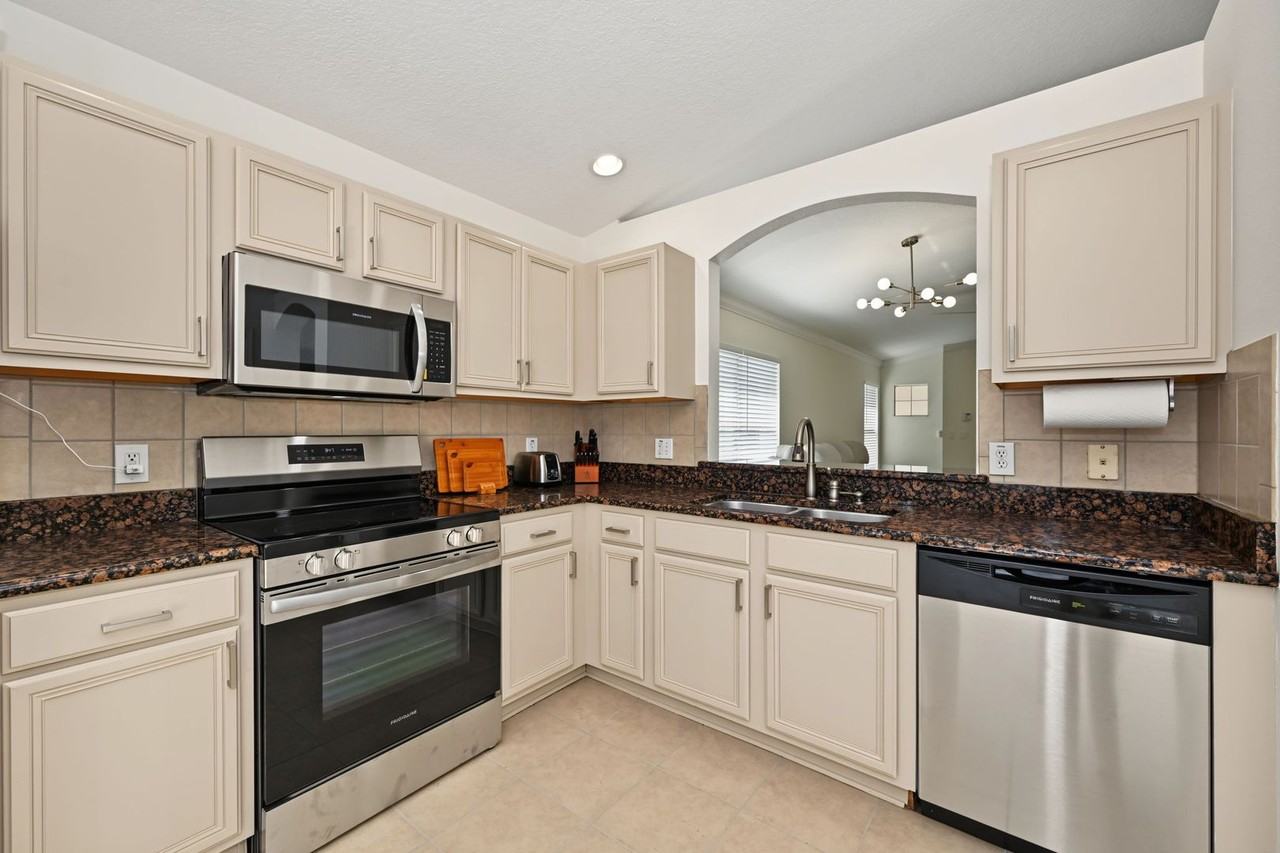 18033 Cypress Bay Pkwy - Photo 6 of 21