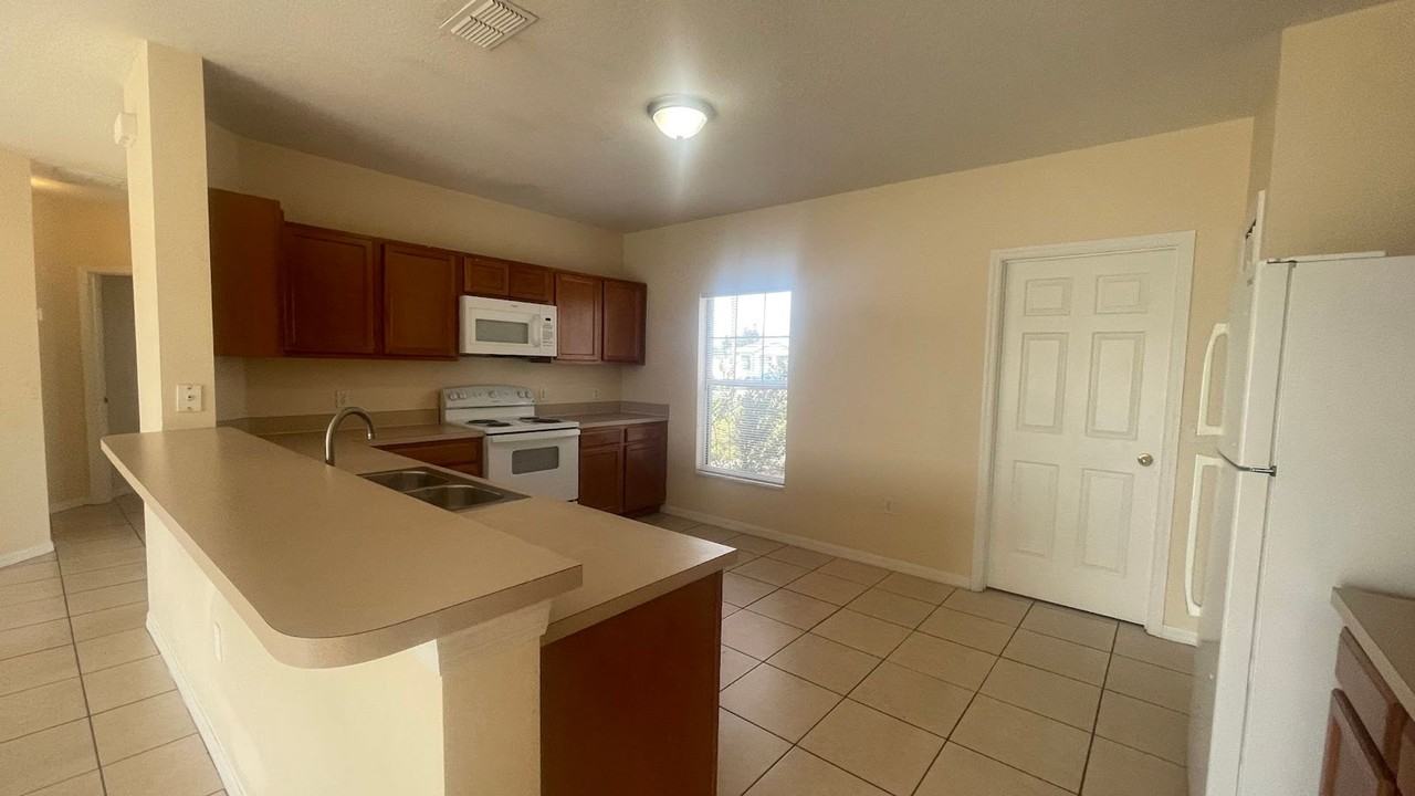 818 Fraser Dr - Photo 5 of 18