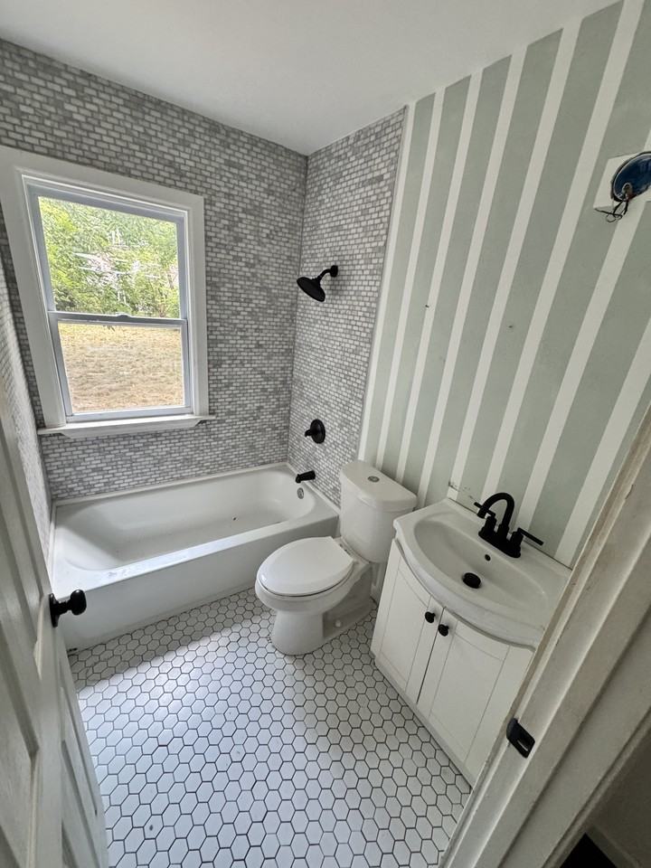 18462 Grandville Ave #1 - Photo 5 of 11
