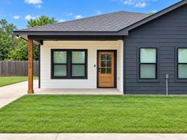 featured image of 1215 Oak Dr #103