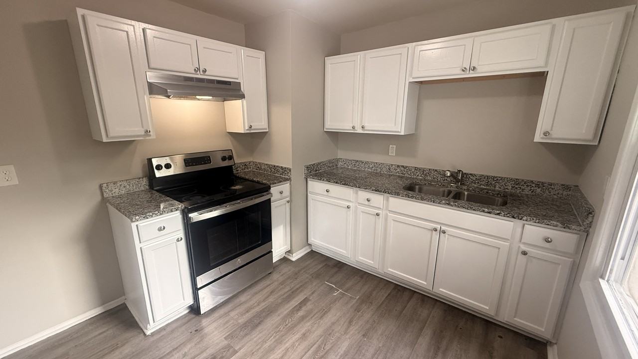 1048 Green St #1 - Photo 4 of 9