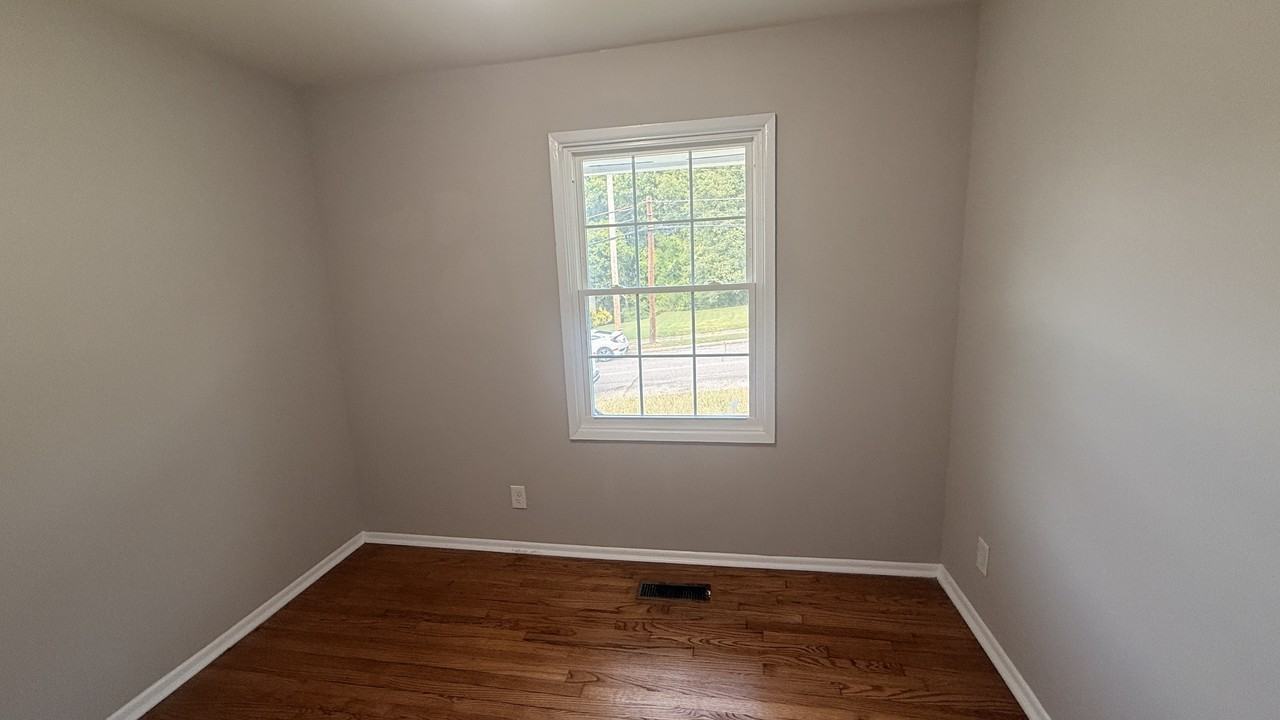1048 Green St #1 - Photo 5 of 9