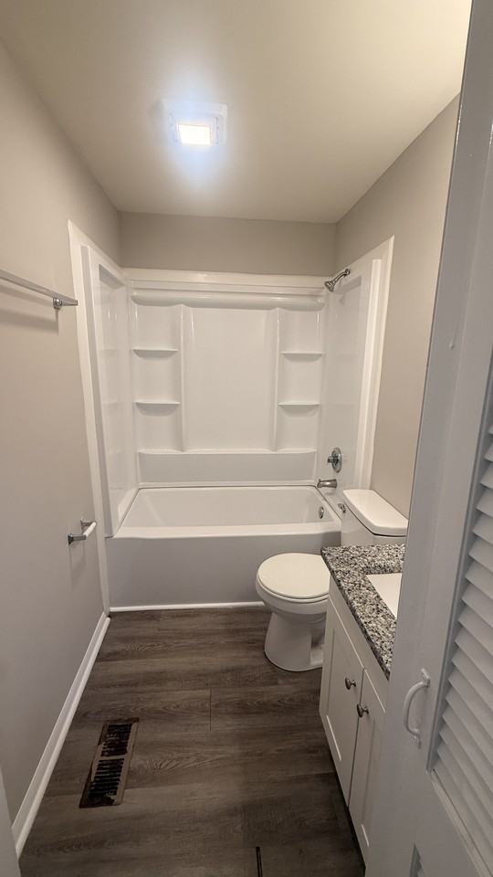 1048 Green St #1 - Photo 6 of 9