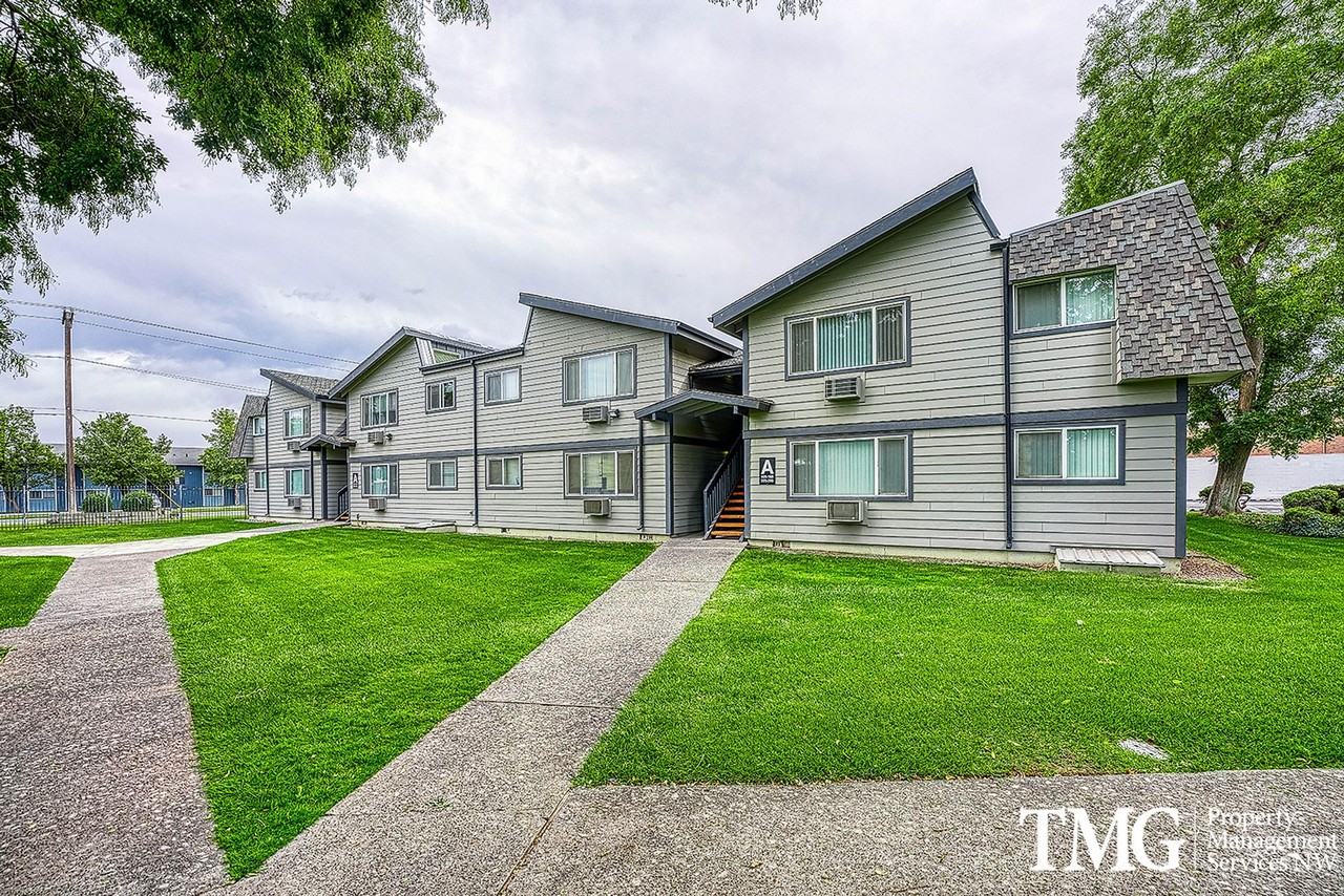 Crown Village Apartments - Photo 4 of 39