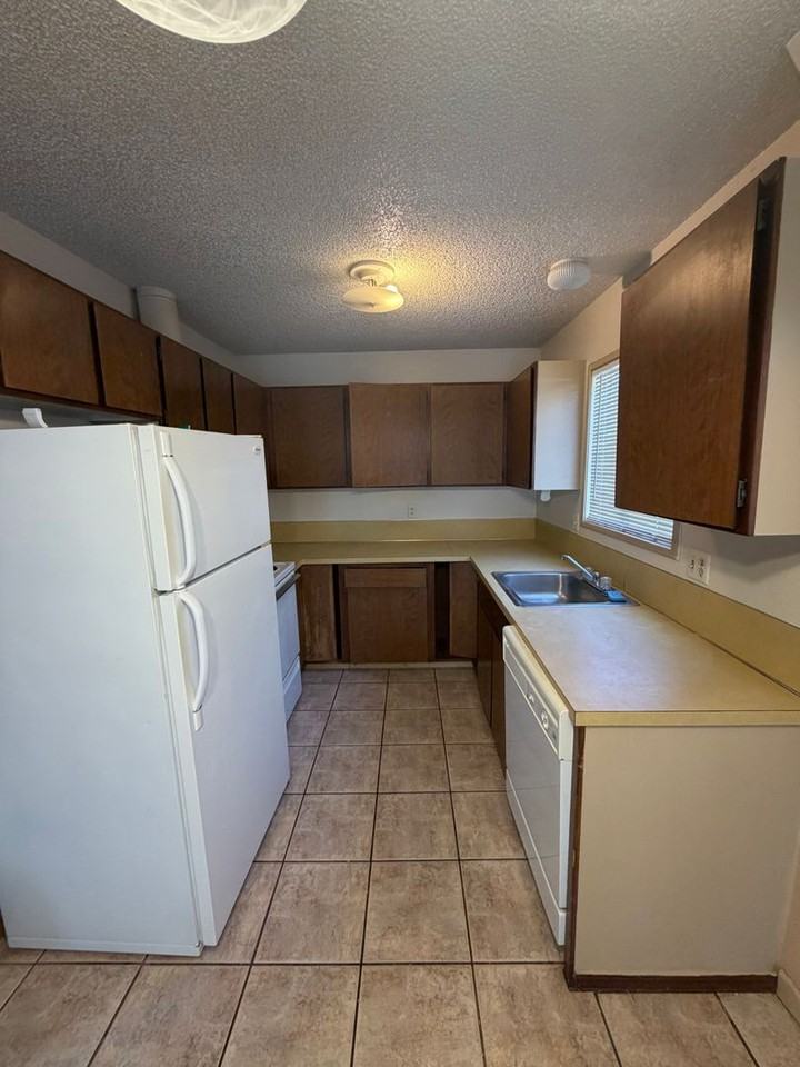 1720 Worden Ave - Photo 3 of 14
