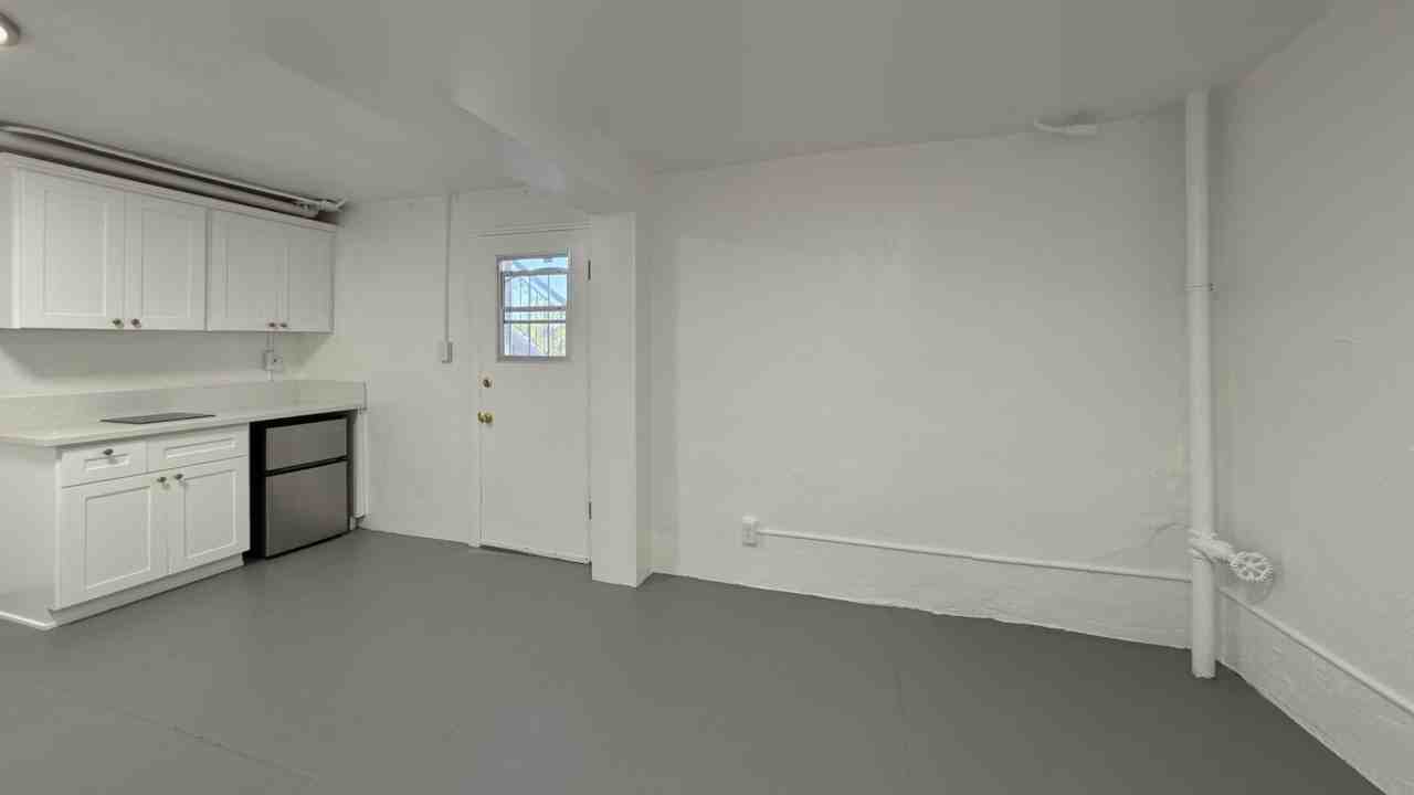 Gorgeous Apartment Available...New York Style and Charm...5 minutes from LA LIVE! - Photo 7 of 21