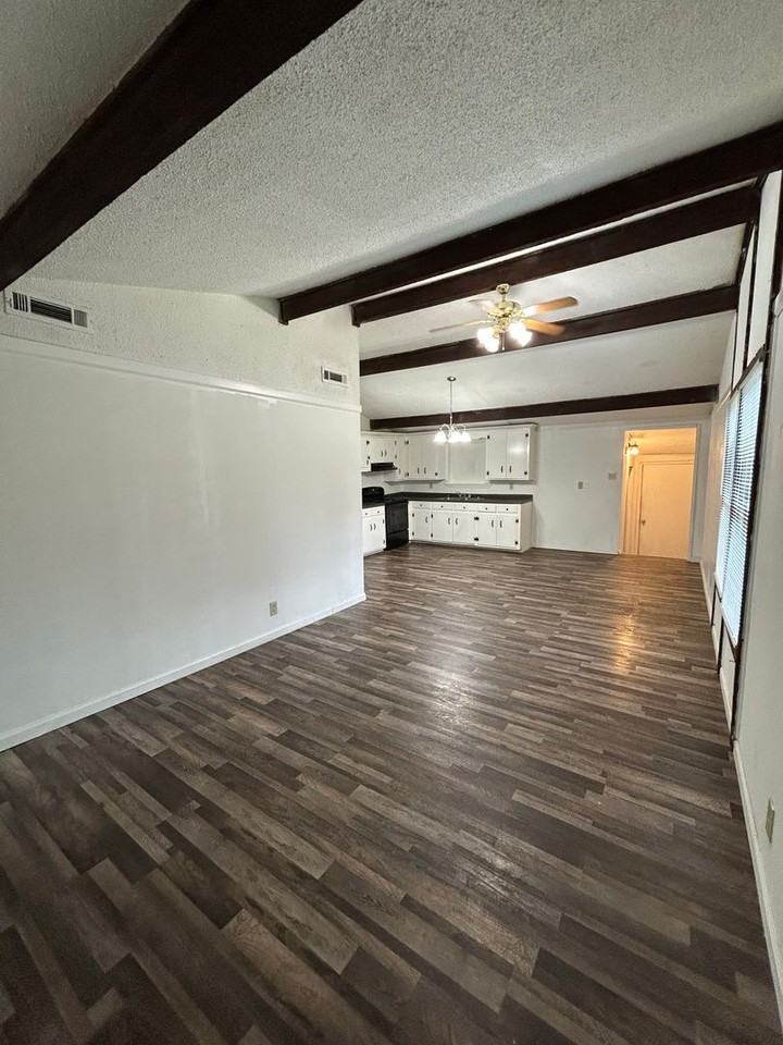 403 Ne 6th St - Photo 2 of 17