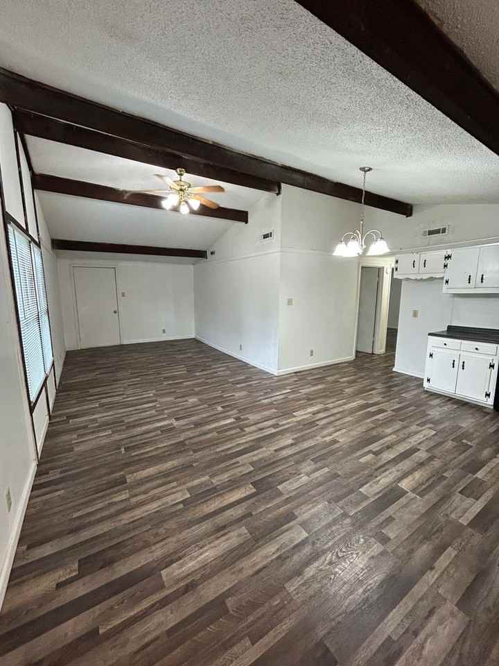 403 Ne 6th St - Photo 3 of 17