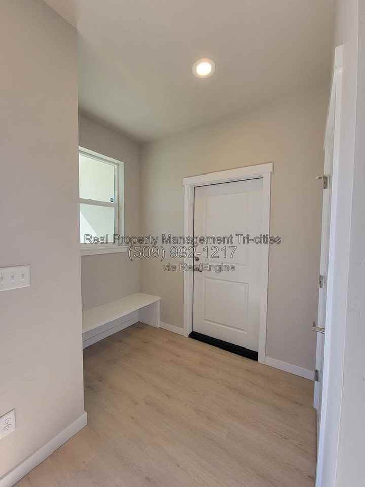 3592 Stardust St - Photo 4 of 16