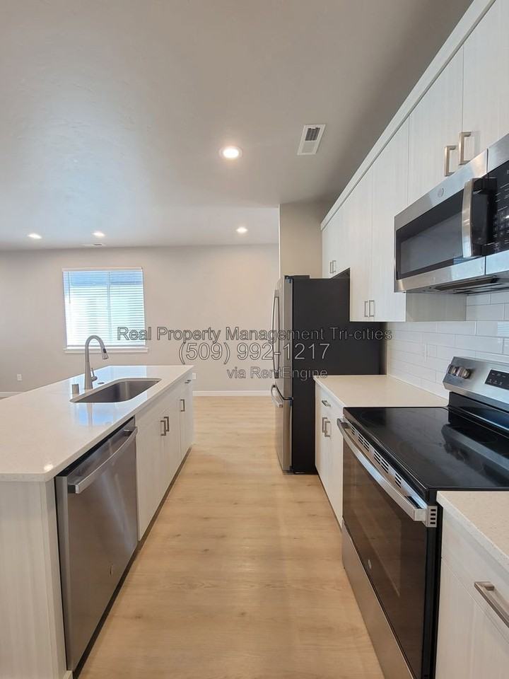 3592 Stardust St - Photo 6 of 16