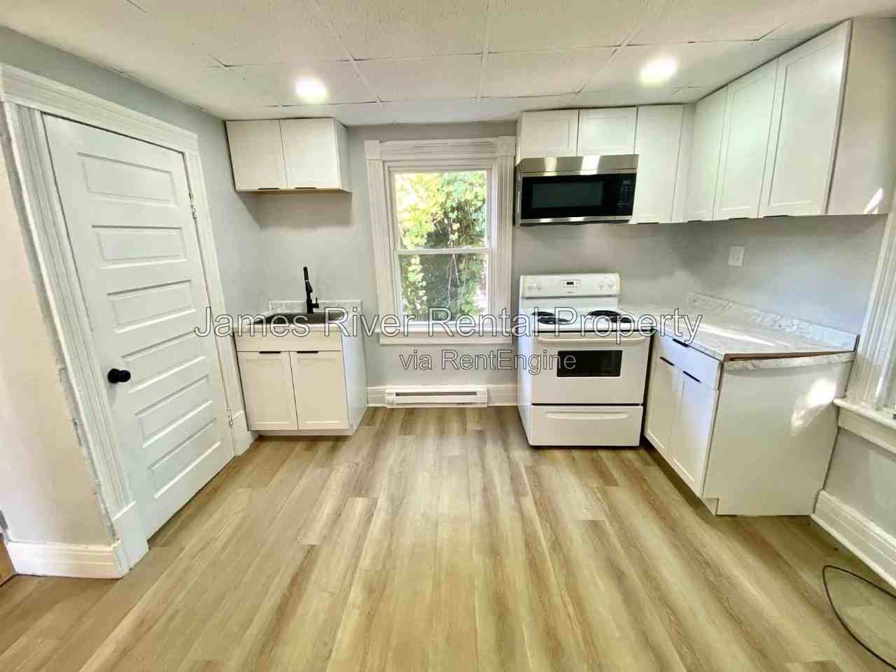 1009 4th St #4 - Photo 2 of 7