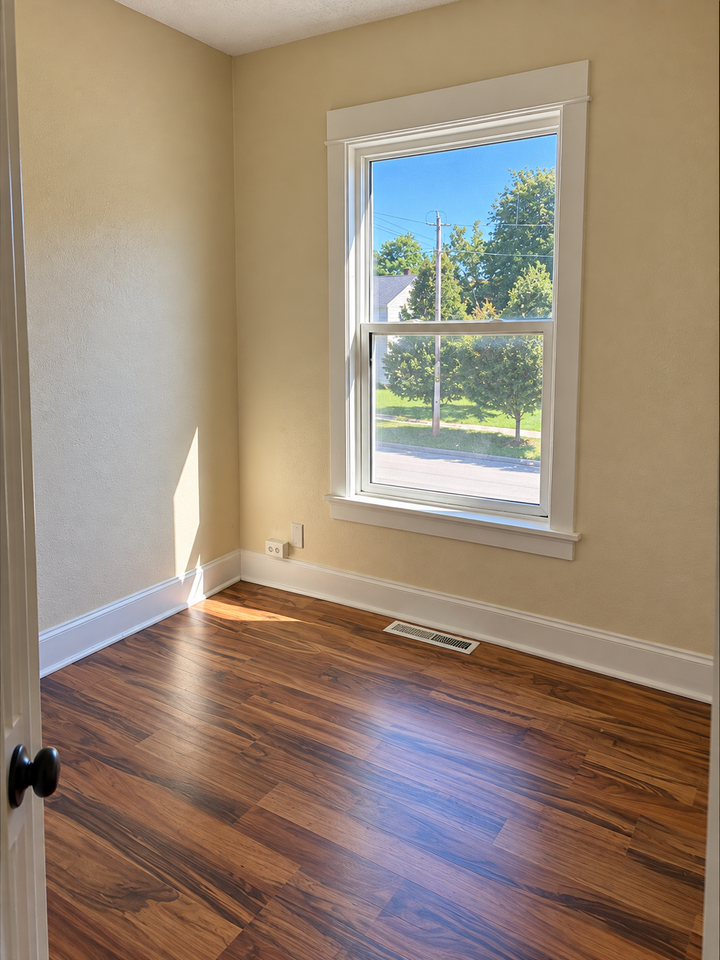 628 W 3rd St #B - Photo 3 of 8