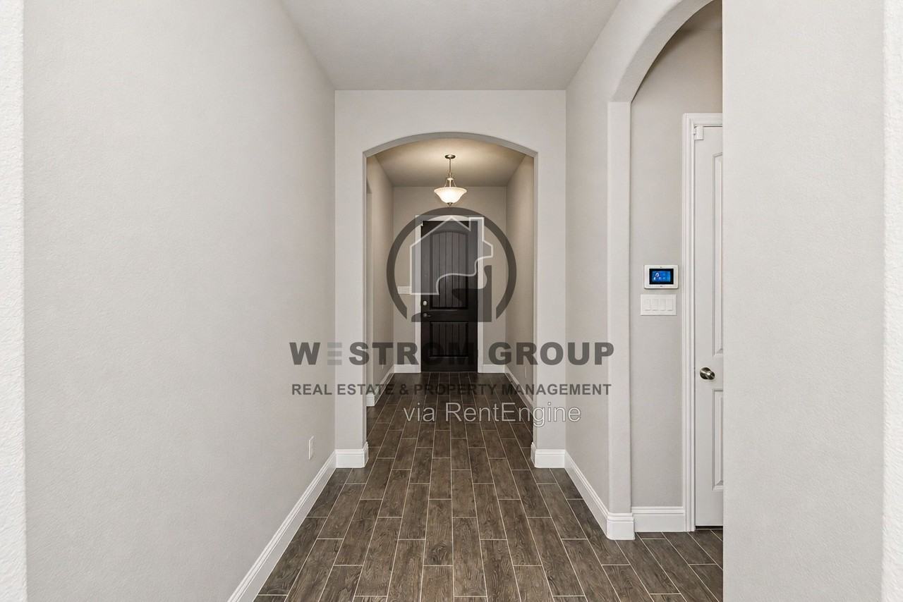 403 Morning Glory Ln - Photo 5 of 35