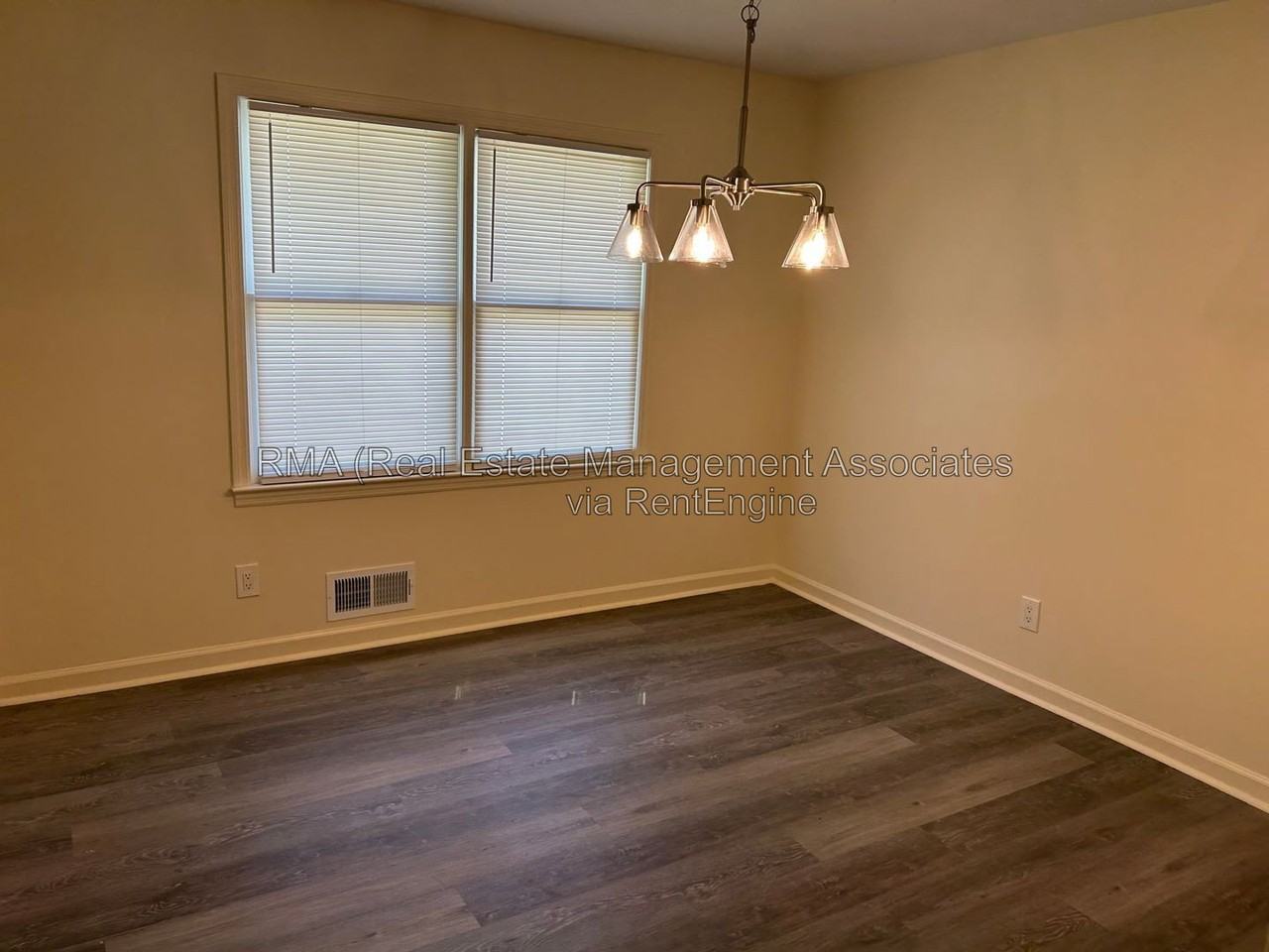 218 Ella Cir - Photo 3 of 10