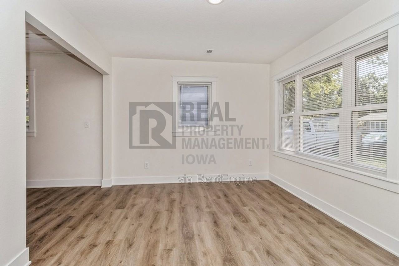 925 Hackley Ave - Photo 2 of 16