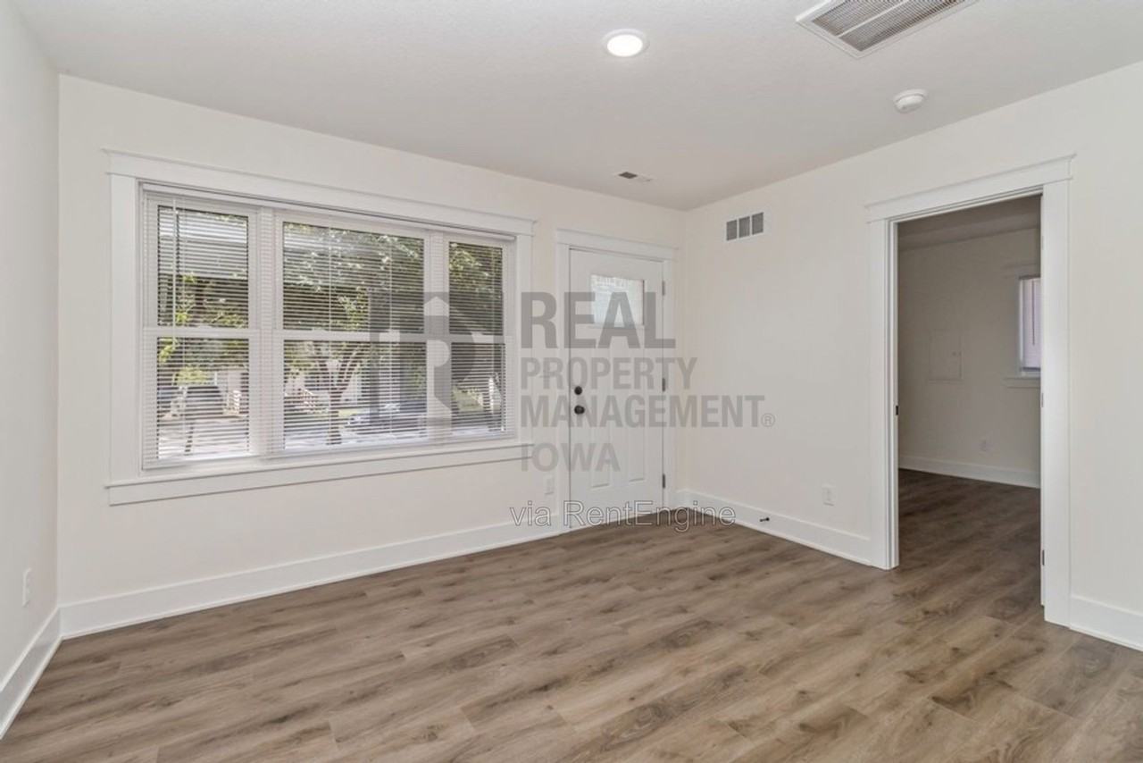925 Hackley Ave - Photo 3 of 16