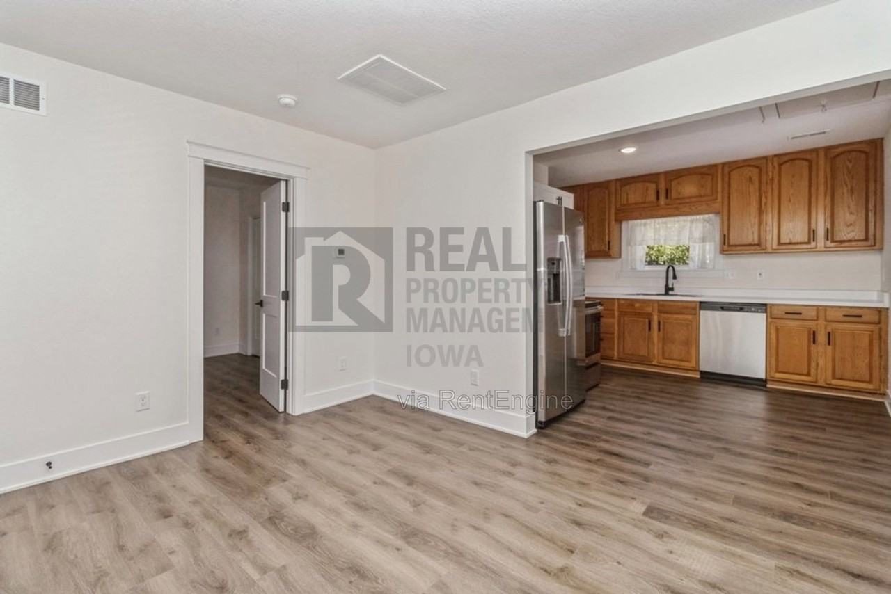 925 Hackley Ave - Photo 4 of 16