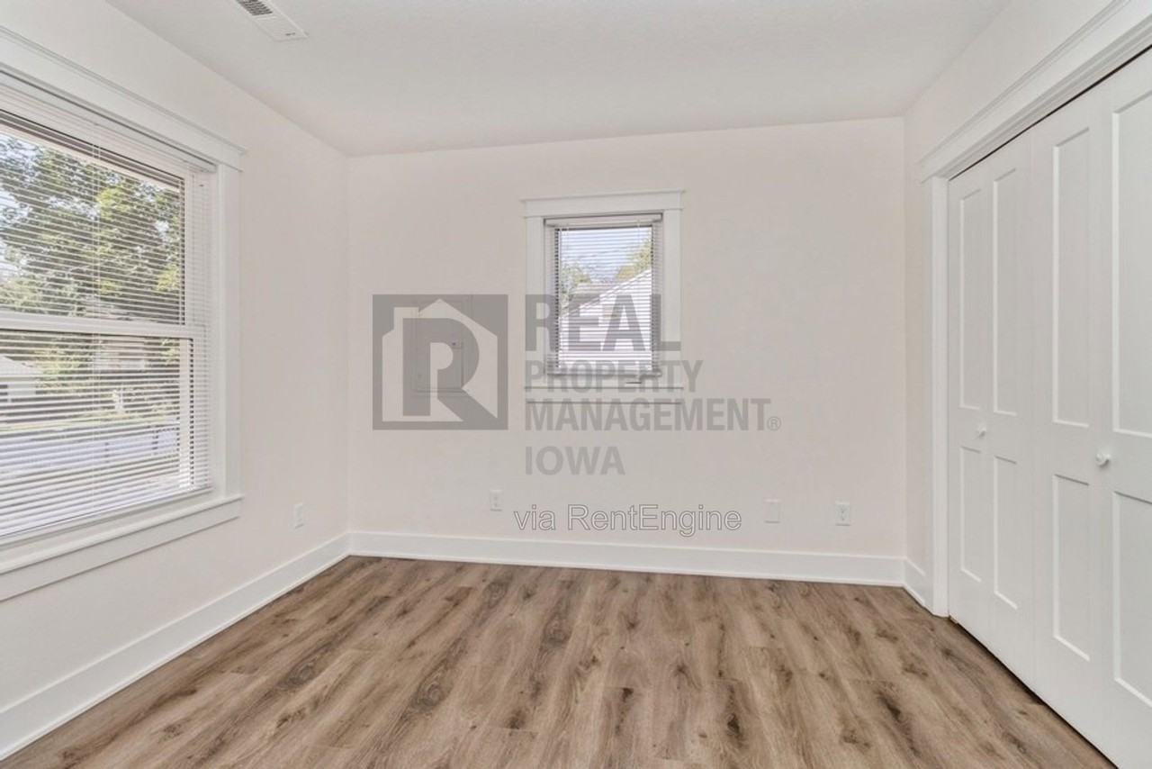 925 Hackley Ave - Photo 5 of 16
