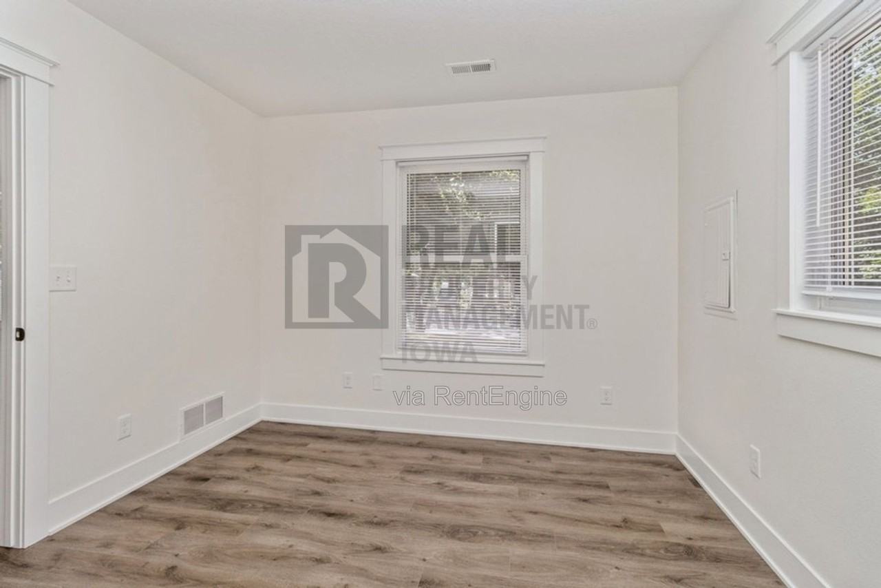 925 Hackley Ave - Photo 7 of 16