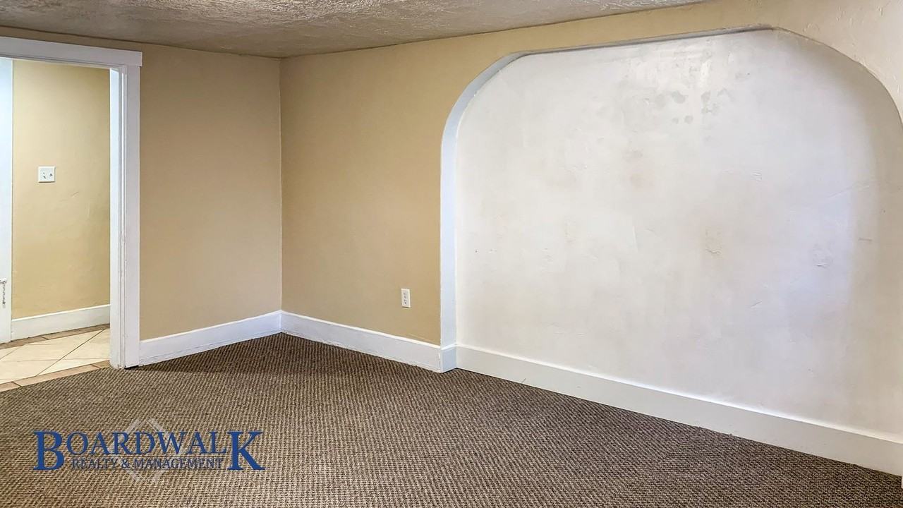 230 S 300 W - Photo 4 of 22