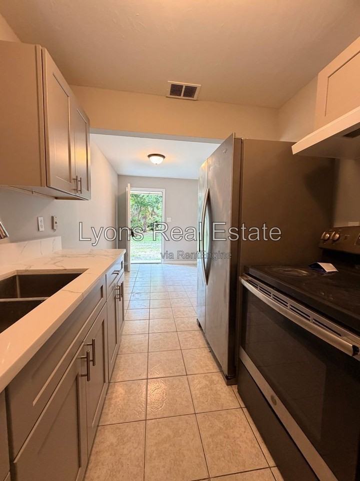 2070 Franklin St - Photo 5 of 10