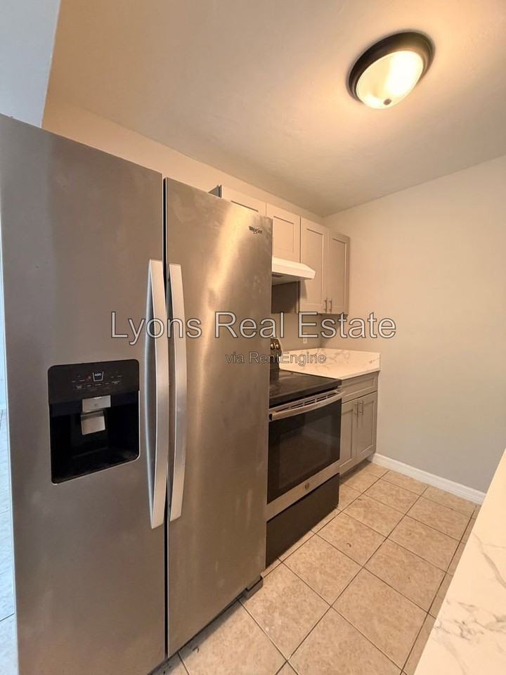 2070 Franklin St - Photo 7 of 10