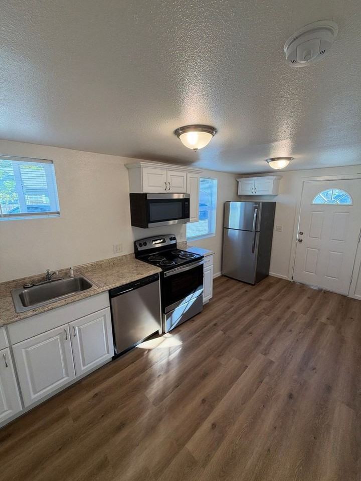 1362 Liberty St Ne #2 - Photo 4 of 9