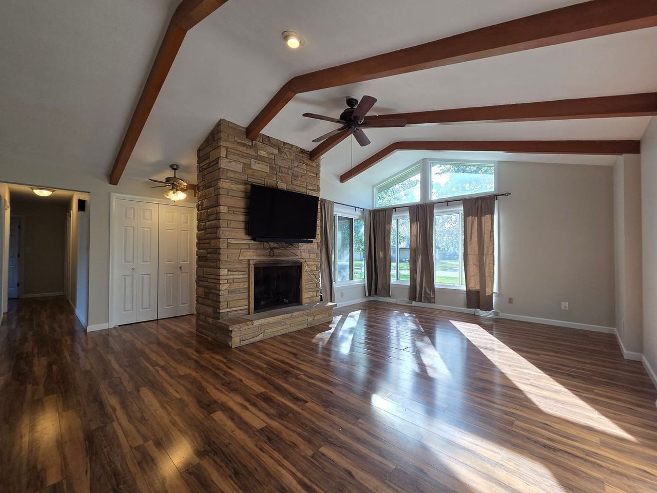 5571 Dennis St - Photo 3 of 16