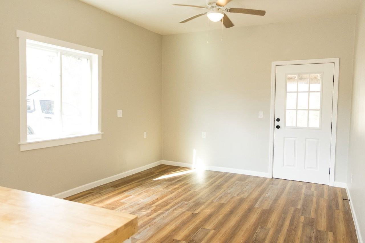413 Glenn St - Photo 2 of 9