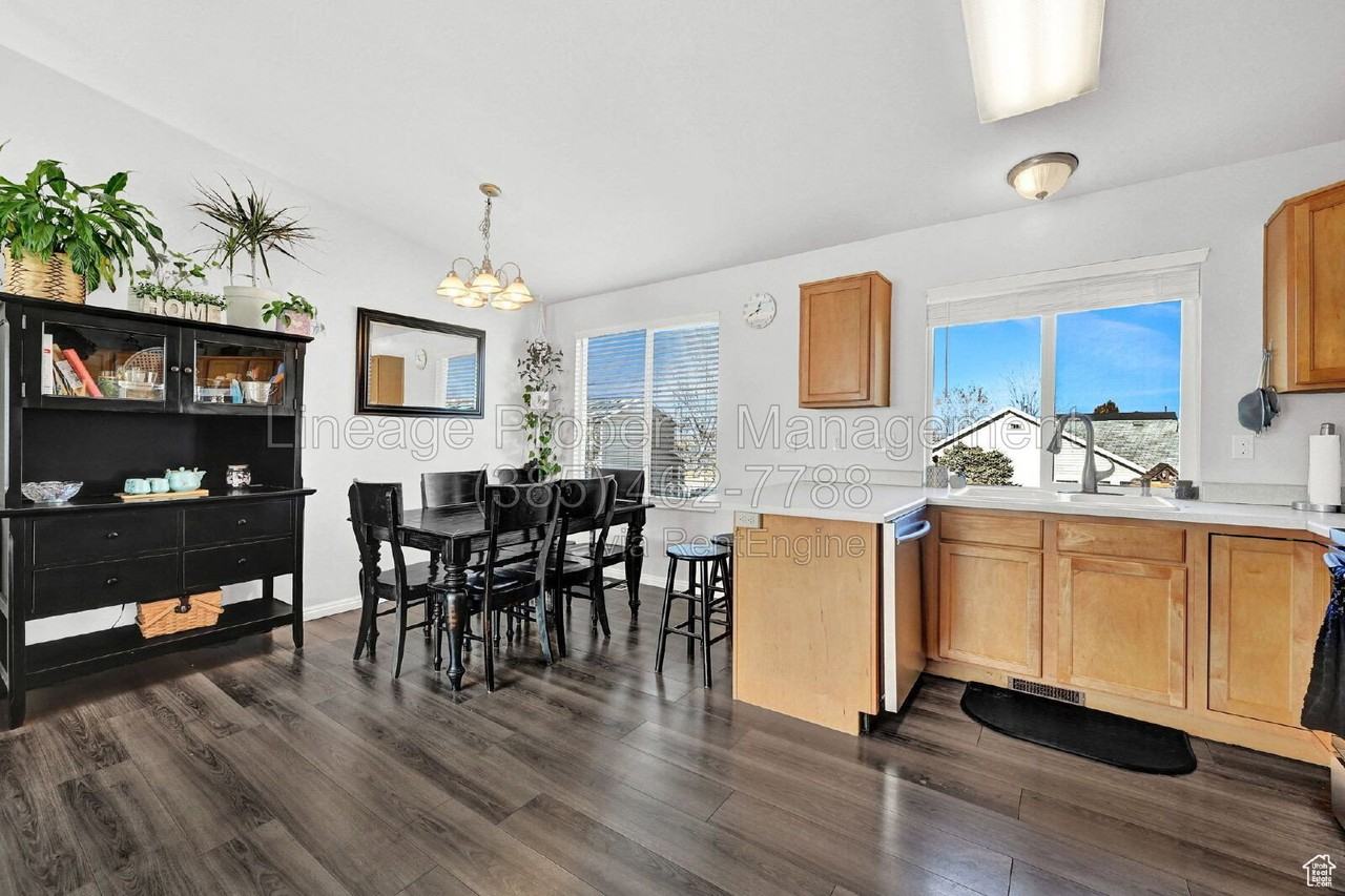 2154 W 2175 N - Photo 3 of 24