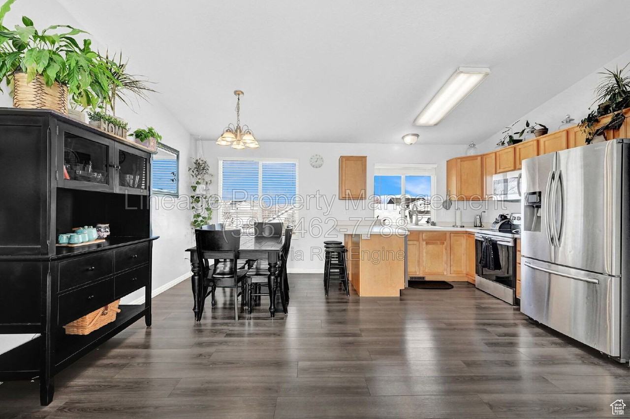 2154 W 2175 N - Photo 6 of 24