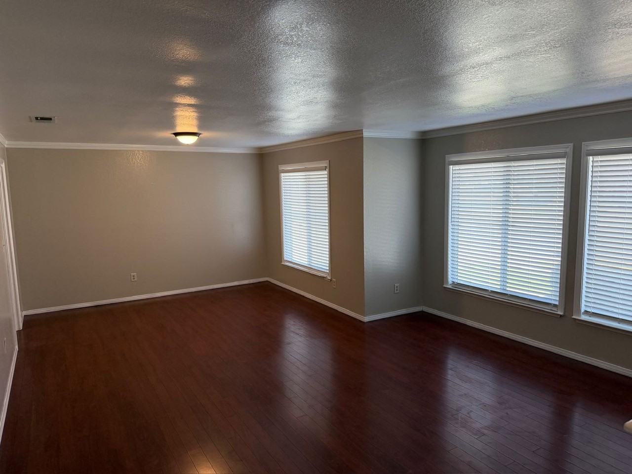 109 E Kennedy Ave - Photo 2 of 14