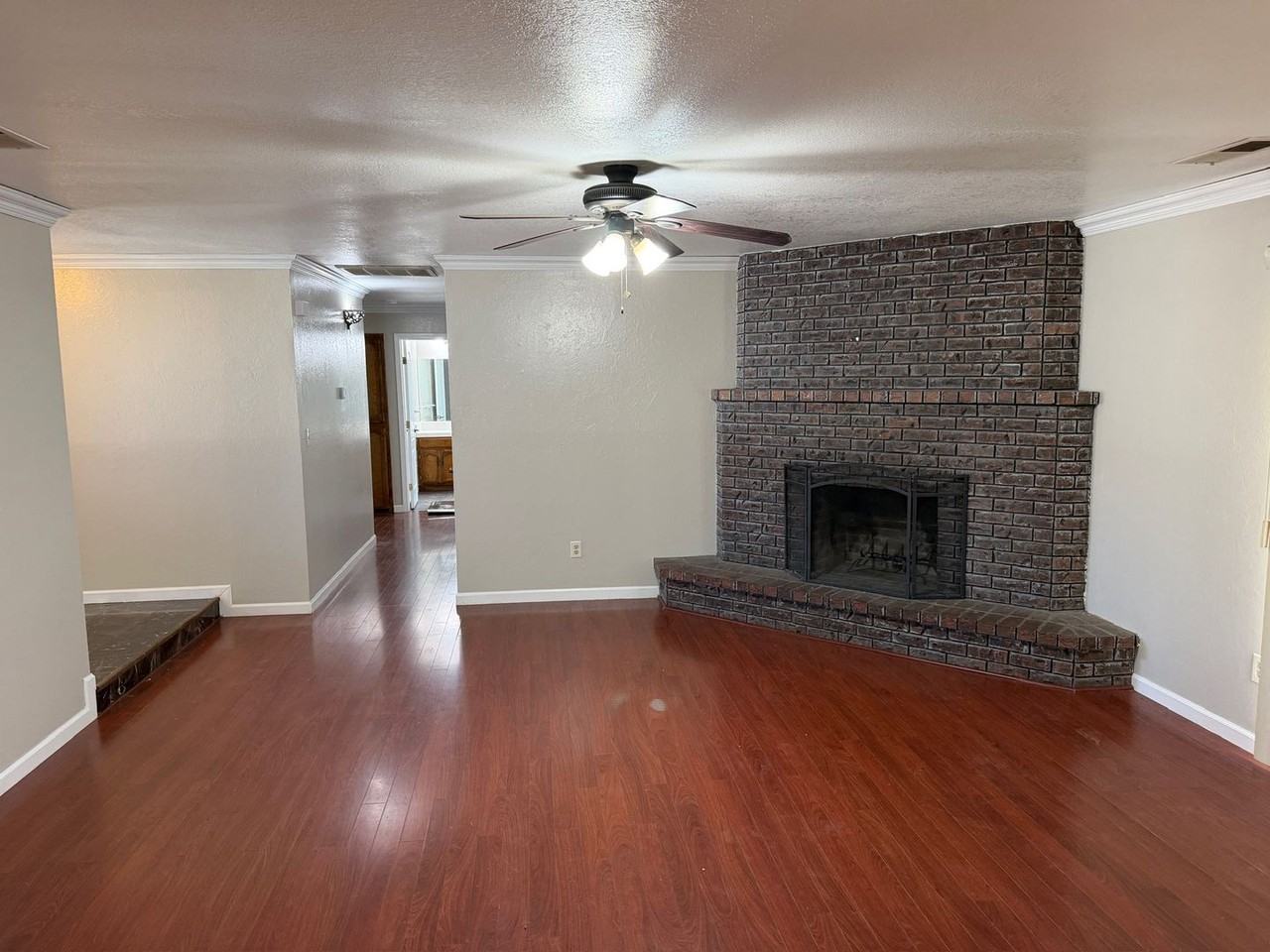 109 E Kennedy Ave - Photo 3 of 14