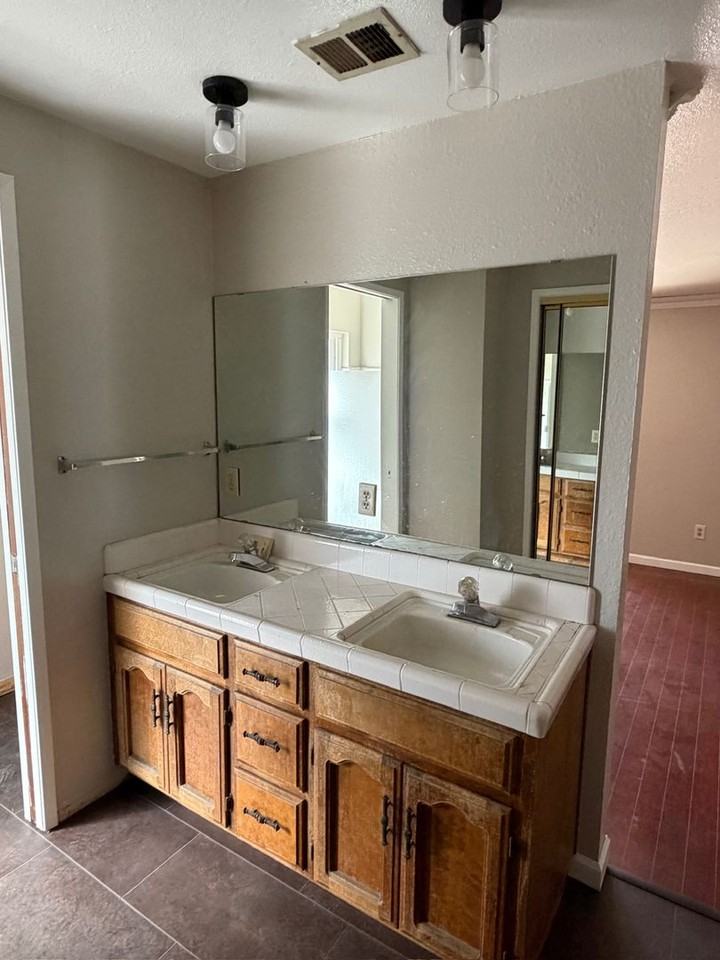 109 E Kennedy Ave - Photo 7 of 14