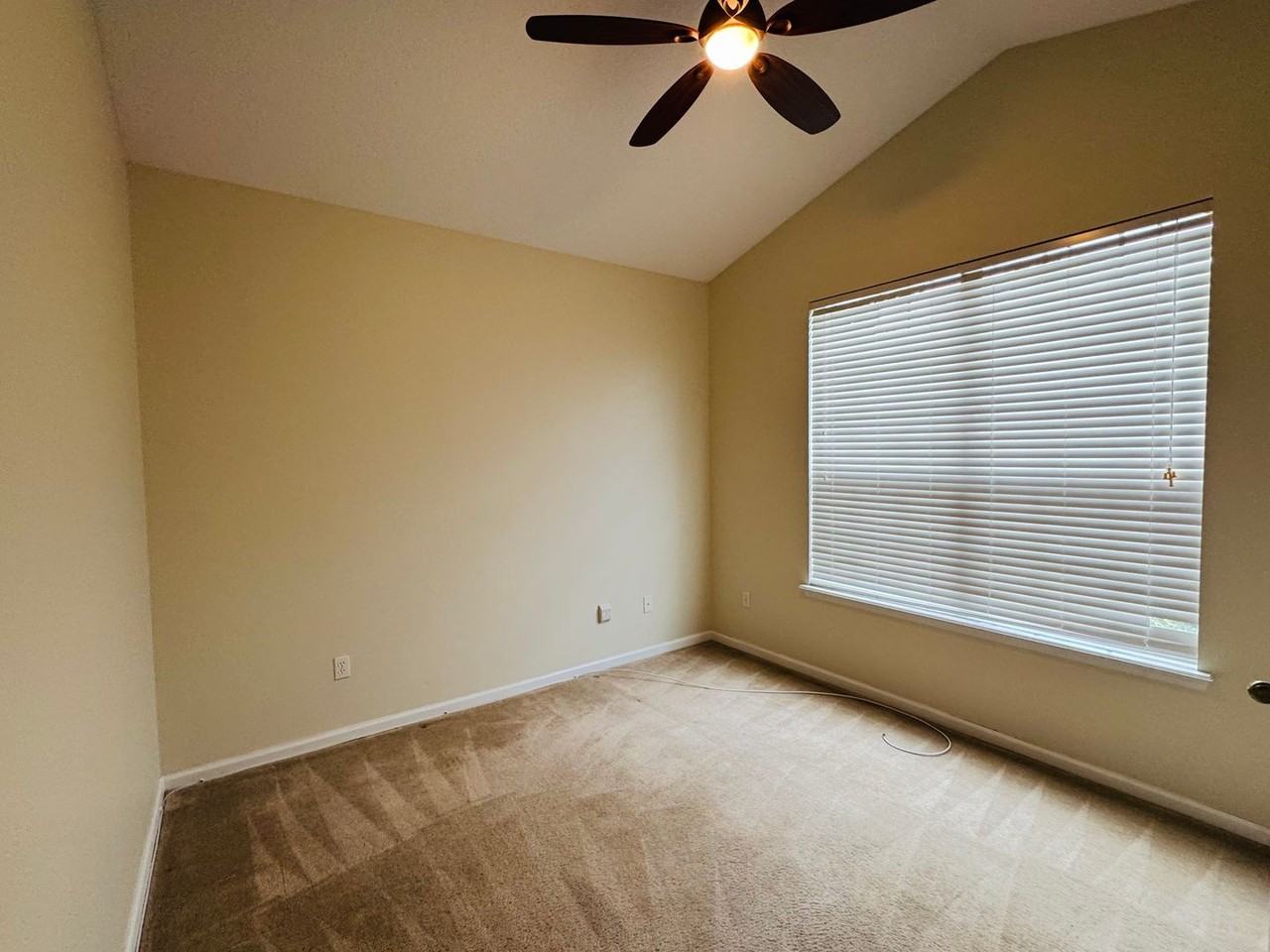 1796 Ferncreek Dr - Photo 4 of 23