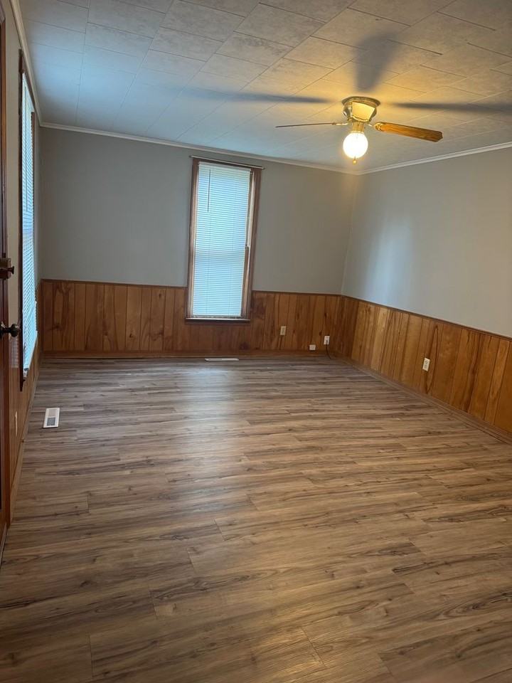 1004 E 10th St - Photo 3 of 12