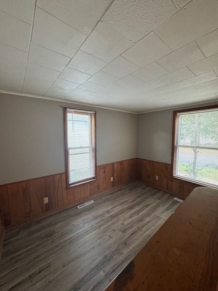 1004 E 10th St - Photo 4 of 12