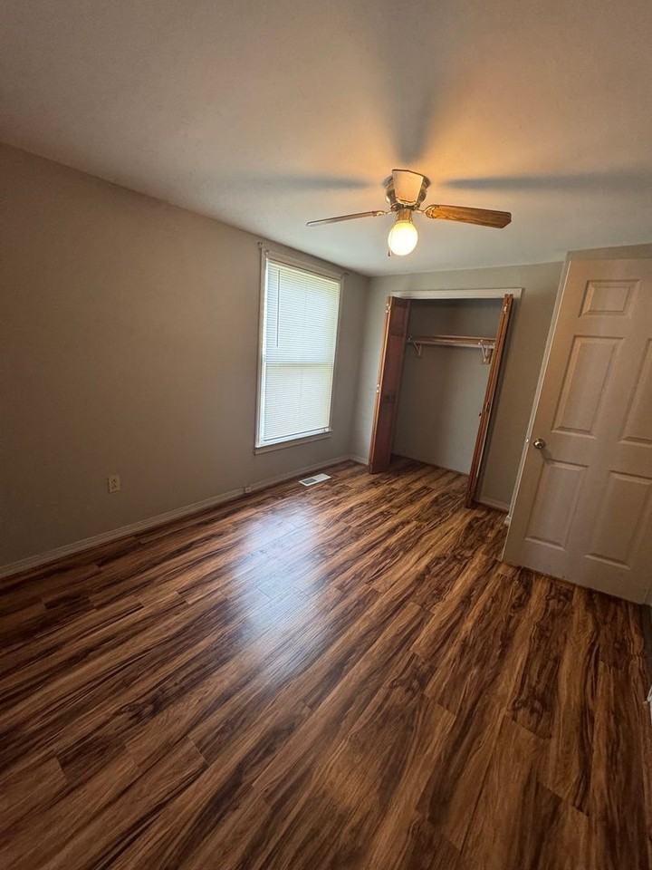 1004 E 10th St - Photo 5 of 12