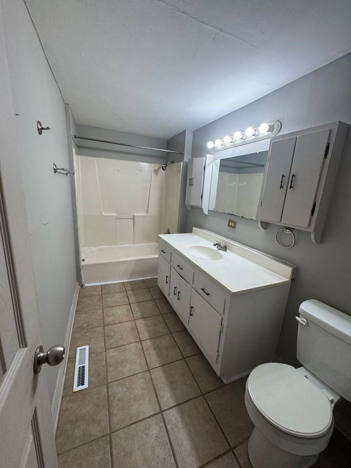 1004 E 10th St - Photo 6 of 12