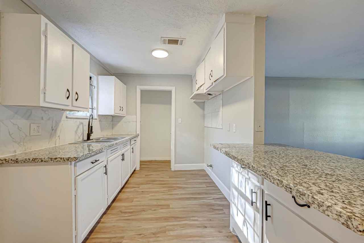 5102 Lyndhurst Dr - Photo 2 of 10