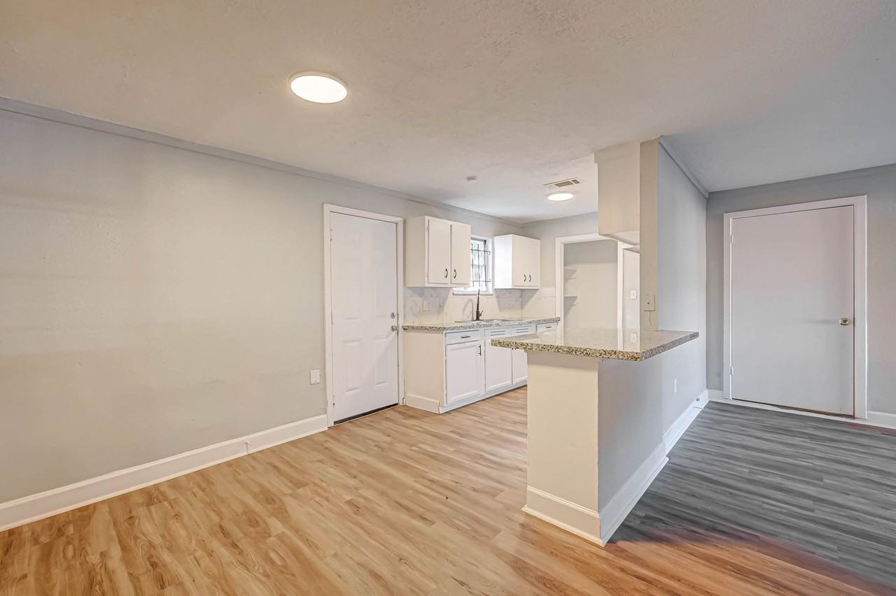 5102 Lyndhurst Dr - Photo 3 of 10