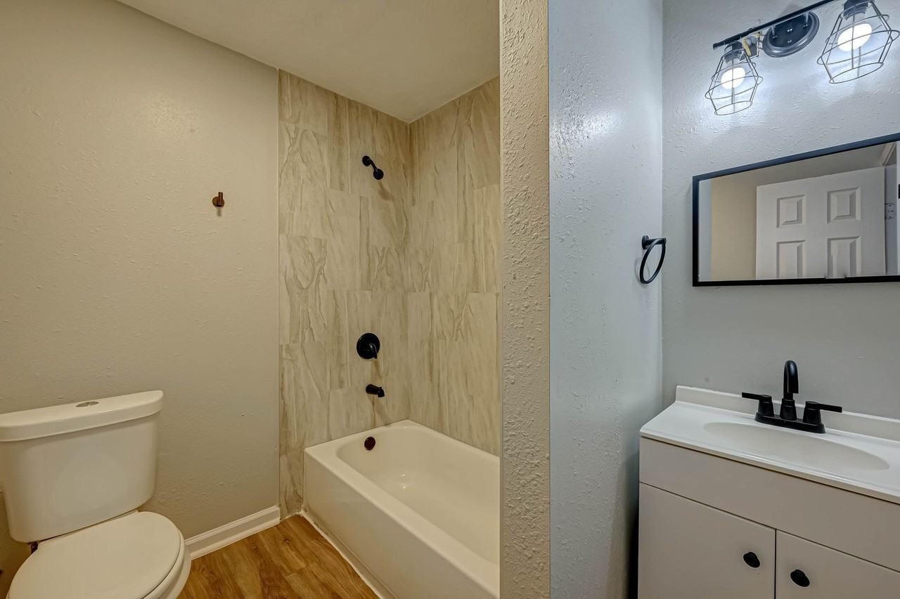 5102 Lyndhurst Dr - Photo 4 of 10
