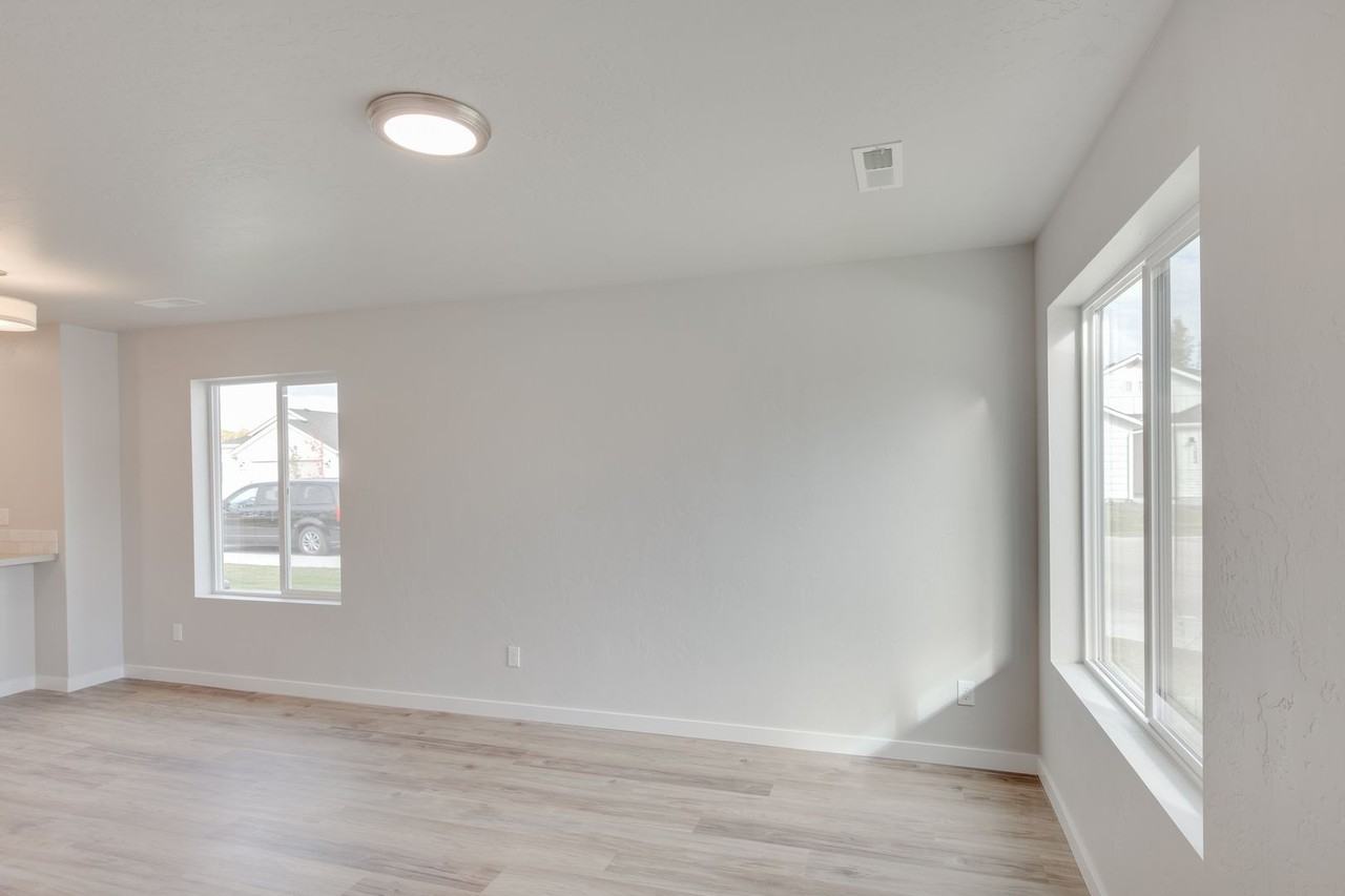 1689 S Sunseeker Ln - Photo 4 of 20