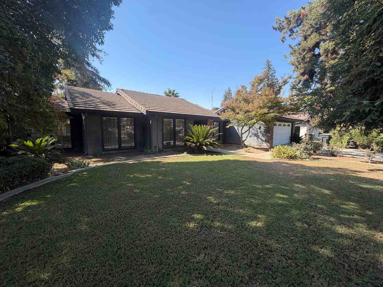 4333 W Nicholas Ave - Photo 2 of 5