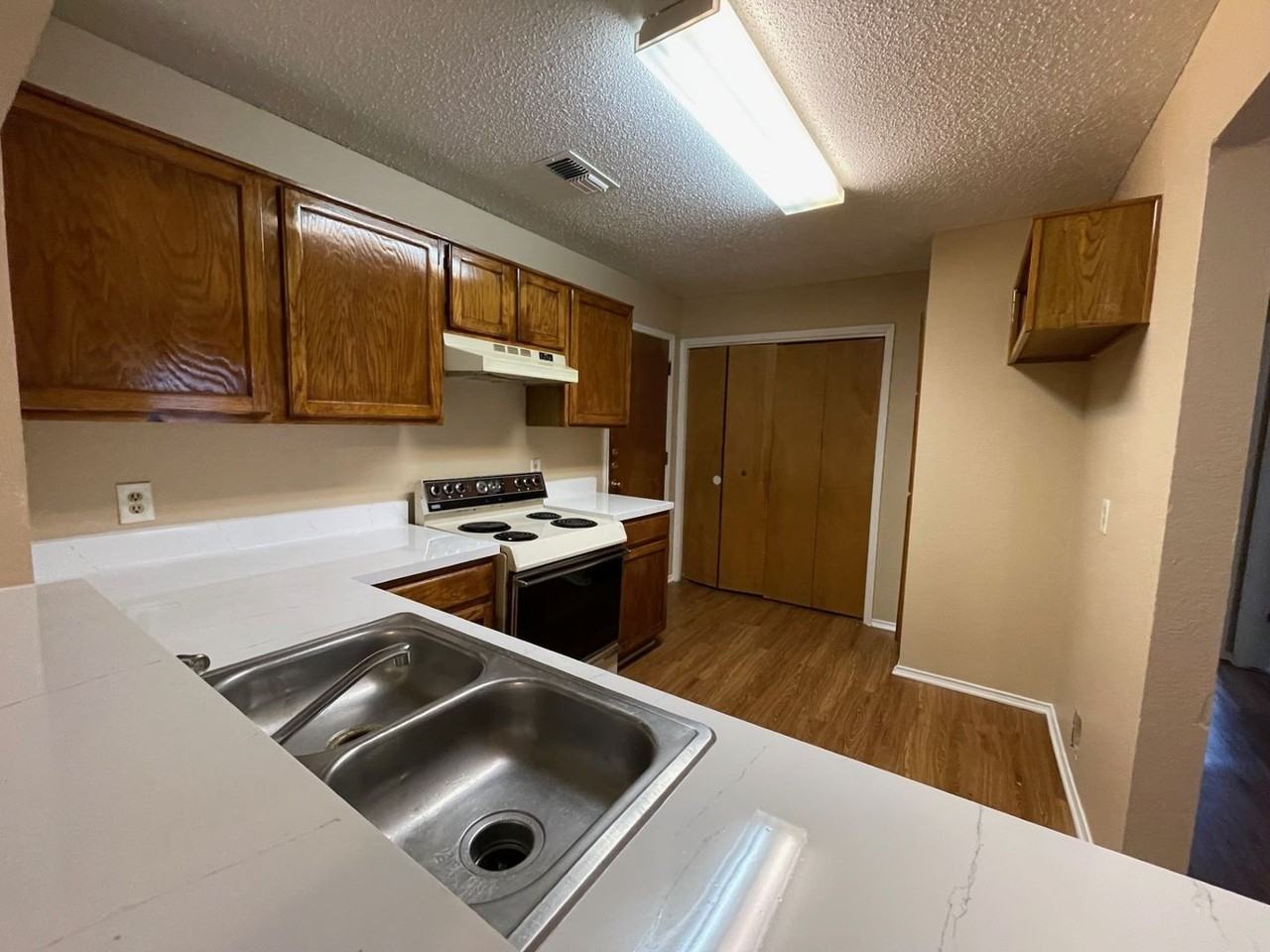 5606 Congressional Dr - Photo 3 of 9