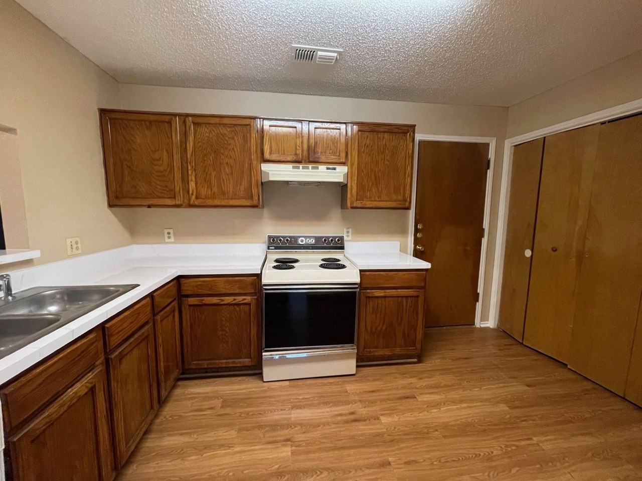 5606 Congressional Dr - Photo 4 of 9