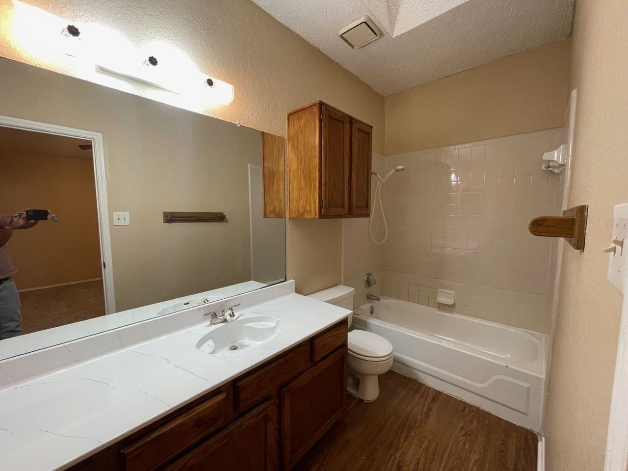 5606 Congressional Dr - Photo 6 of 9