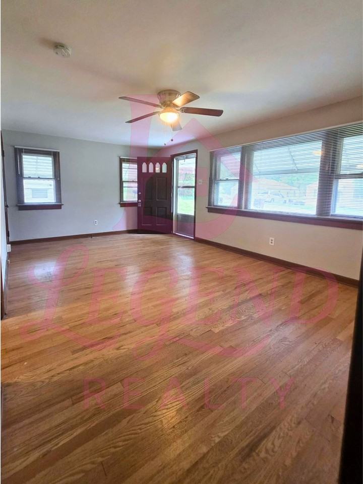 427 Warfield Ave - Photo 3 of 17