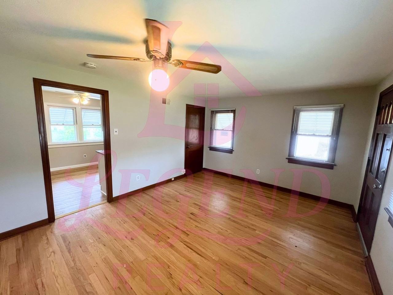 427 Warfield Ave - Photo 4 of 17